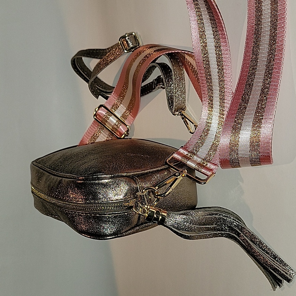 CREDENZA ITALY METALLIC GOLD CROSSBODY/ SHOULDER BAG WITH TASSLE - Picture 4 of 12